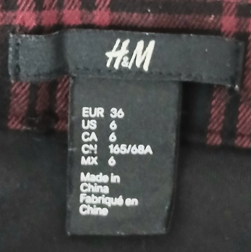 H&M Women's Plaid Mini Skirt Womens Size 6 Black & Red Y2K Dark Academia Pleated